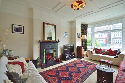 Caversham Avenue, Palmers Green, London. N13