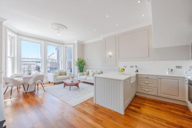 Kitchen / Lounge