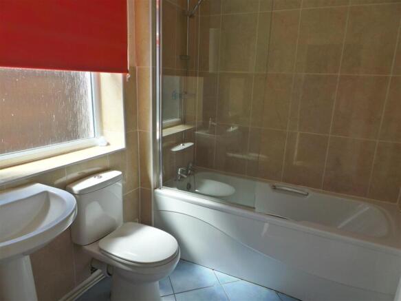 Lower Hillmorton Road 53 - Bathroom.JPG