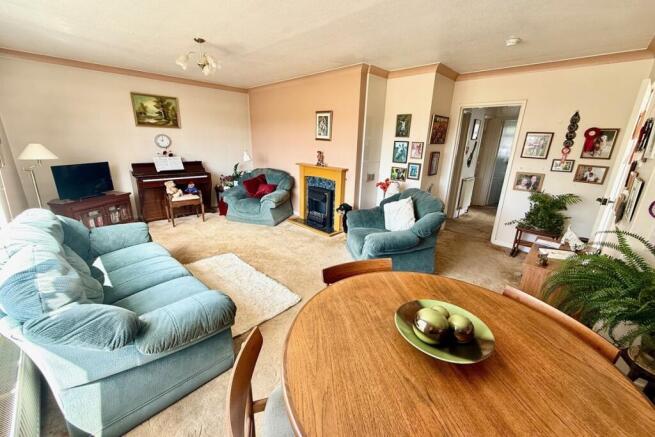 Lounge/Dining Room