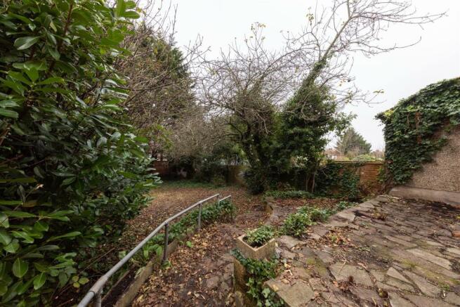South View Drive, E18