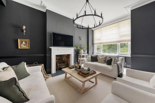 Broomhill Road, IG8