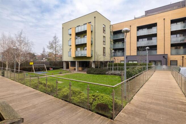 Chigwell Road, E18