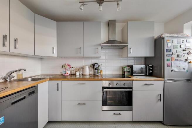 Lynwood Close, E18