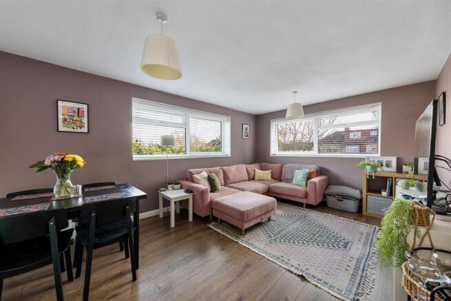 Lynwood Close, E18