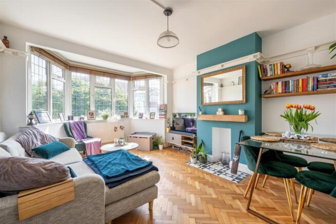 Onslow Gardens, E18