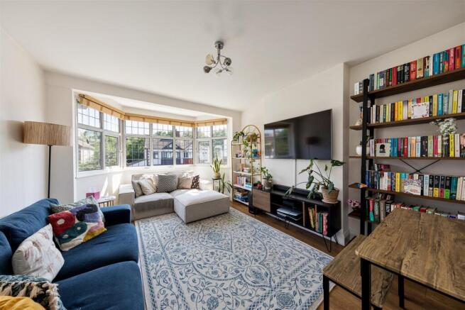 Onslow Gardens, E18