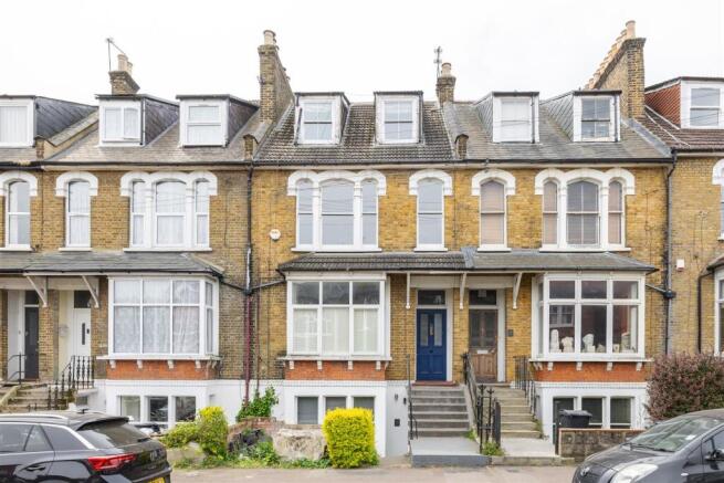 Clarendon Road, E18