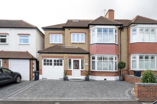 Charnwood Drive, E18