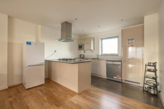 Queen Mary Avenue, E18