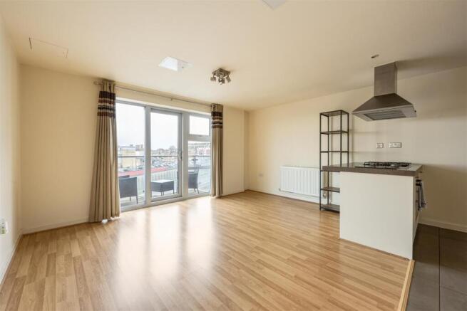 Queen Mary Avenue, E18