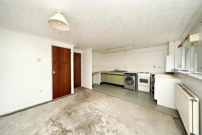 Flat 35 Atholl Court & Garage, Kingsway Gardens, Andover, SP10 4BB
