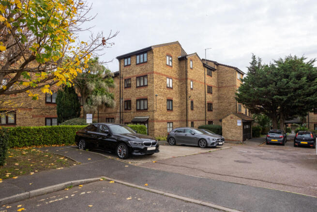 Flat 10 Wyvern House, Bridge Road, Grays, Essex, RM17 6RS
