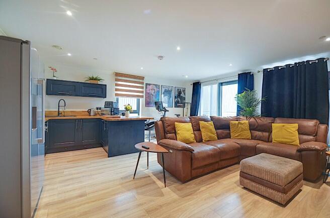 Open Plan L/Room (b)