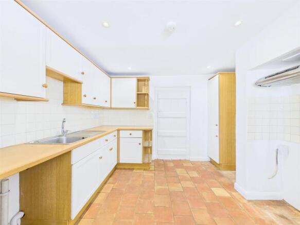 Kitchen 2.jpg