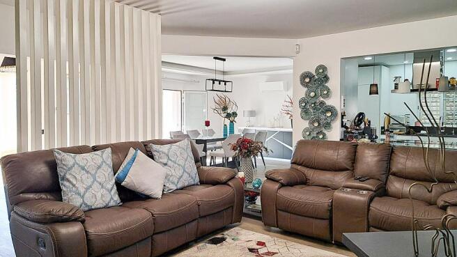 Sophisticated 4 bedroom villa for sale in Loule
