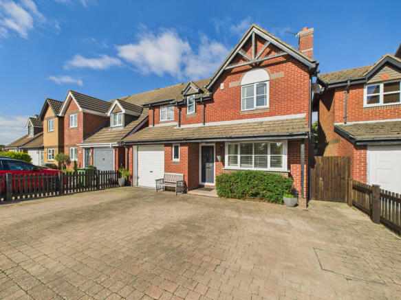 4 bed detached house for sale Topiary Gardens, So