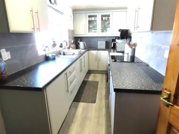 MODERN KITCHEN