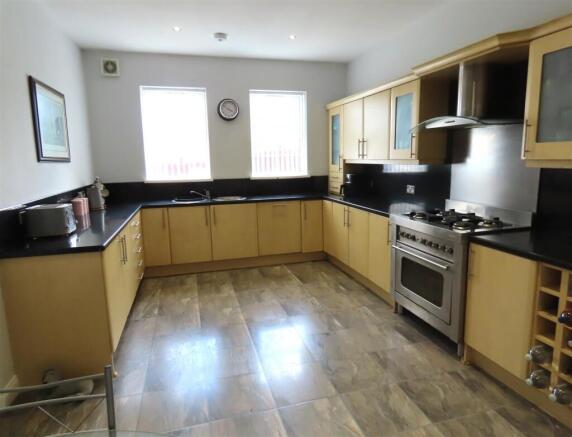 SPACIOUS BREAKFASTING KITCHEN