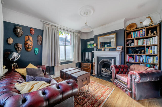 1370747-4-68fb7d5...