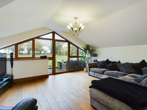 LOFT STYLE RECEPTION ROOM/BEDROOM 4