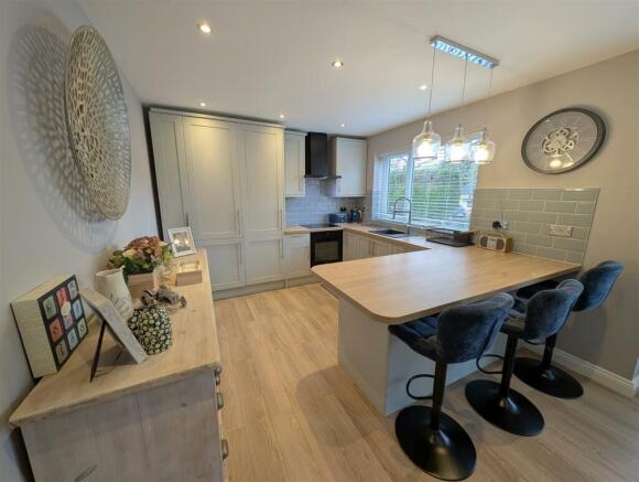 KITCHEN/DINING ROOM