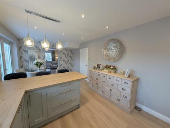 KITCHEN/DINING ROOM