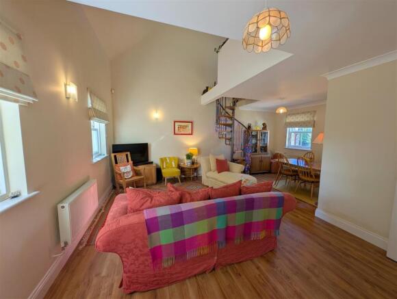 LOUNGE/DINING ROOM