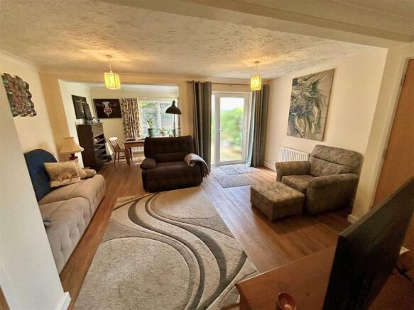 9 Simeon Close Loung Diner.jpg
