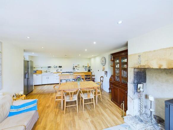 CAM04201G0-PR0003-STILL023