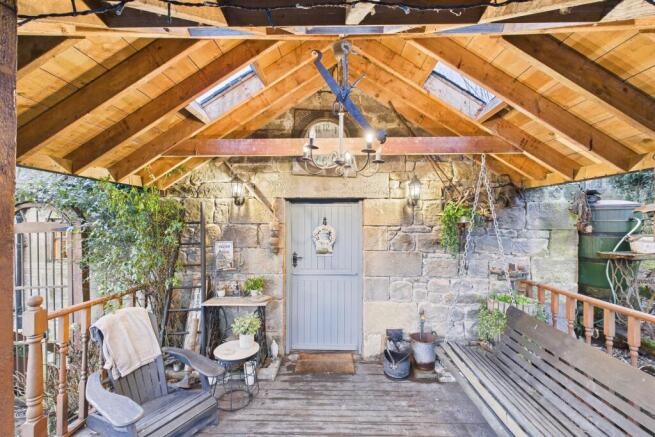 CAM04201G0-PR0129-STILL024