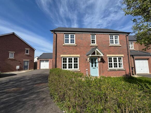 Four bedroom family home in Bathpool