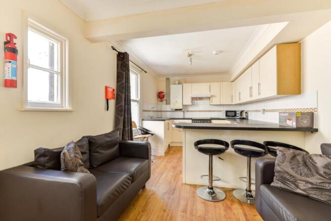 78 Brading Road Kitchen Living Room