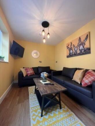 69 Bear Road - Lounge (1)