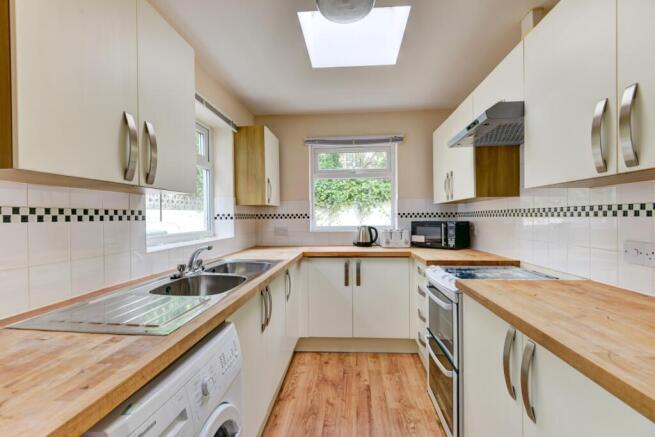 62 Brading Road Kitchen (2)