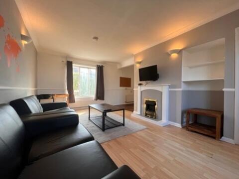 40 Stephens Road - Lounge (3)