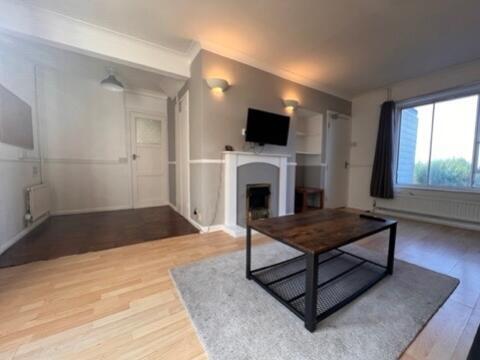 40 Stephens Road - Lounge (2)