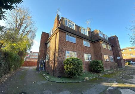 Flat 18 Western Court, Chandlers Way, Romford, Essex, RM1 3JR