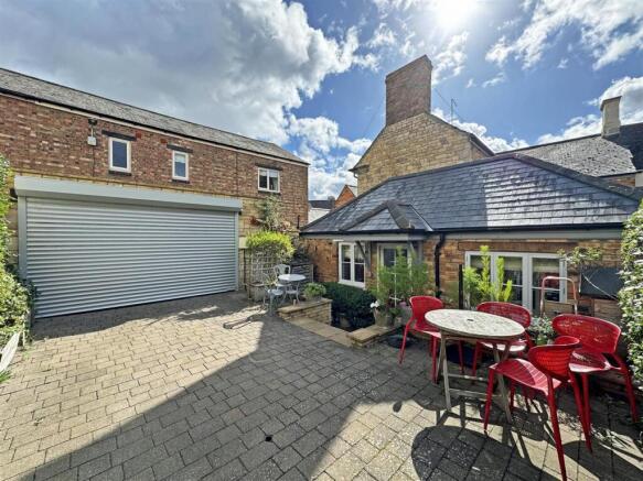 Courtyard Garden - Off Road Parking