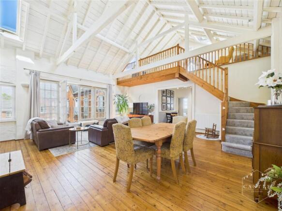 OPEN PLAN LOUNGE/DINING ROOM