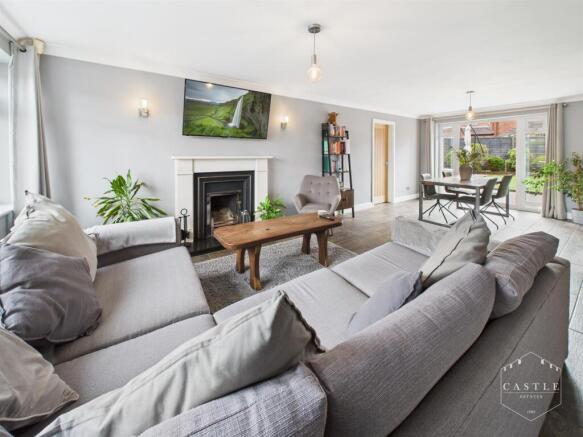 LOUNGE/DINING ROOM