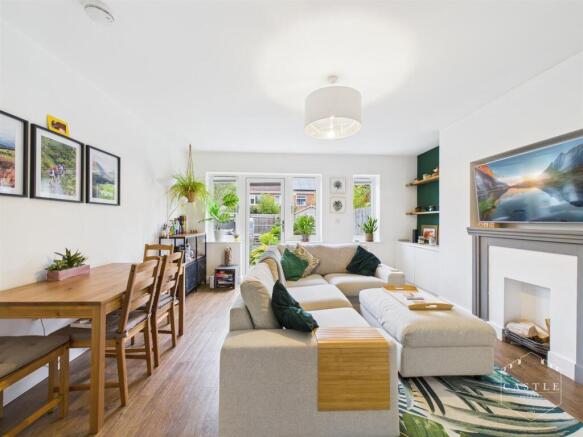 LOUNGE/DINING ROOM