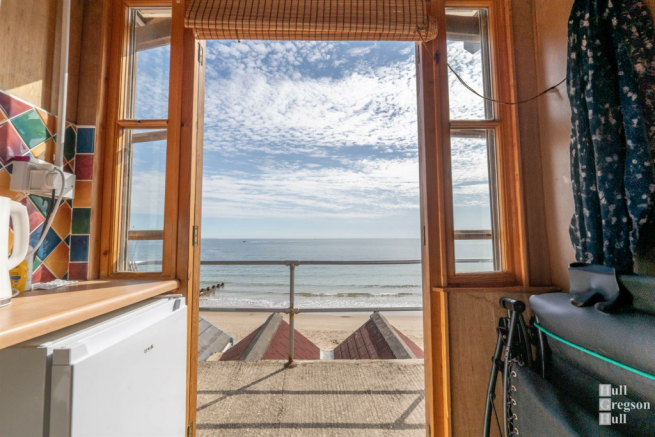 beach hut.png