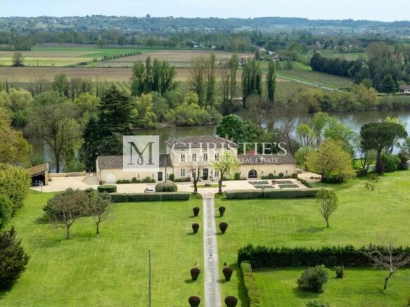 Large country house with river view Near Saint Emi