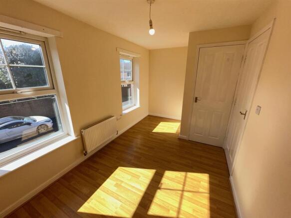 front bedroom..jpg