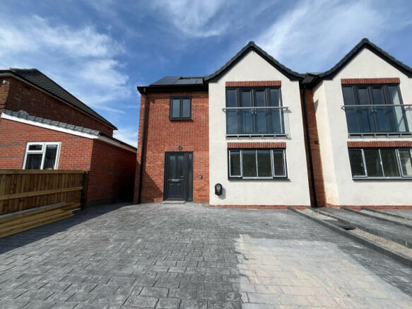 Double Bedroom in Rotherby Avenue - Leicester LE4