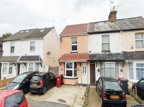 3 bedroom end of terrace house  for sale Slough