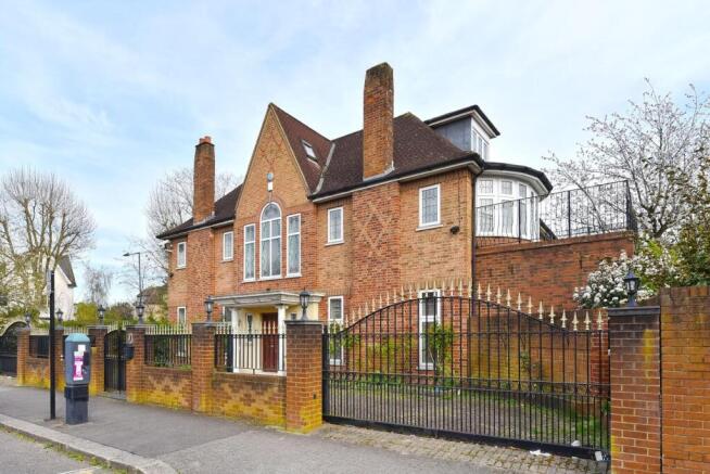 Beachcroft 18r Manor House Drive (21).JPG