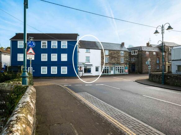 65eef76c3ca29_Egloshayle Road 1 EXT-15-white circ
