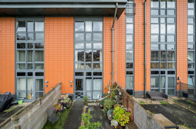 1372831-1-6904a8e...